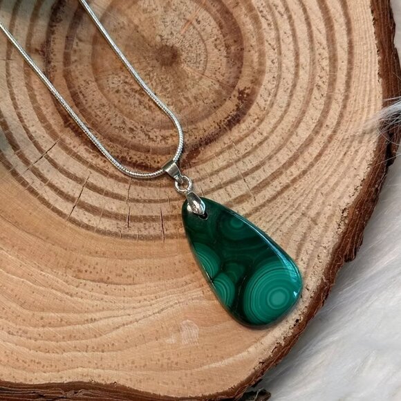 ✨ Malachite Teardrop Necklace ✨ - Picture 1 of 3